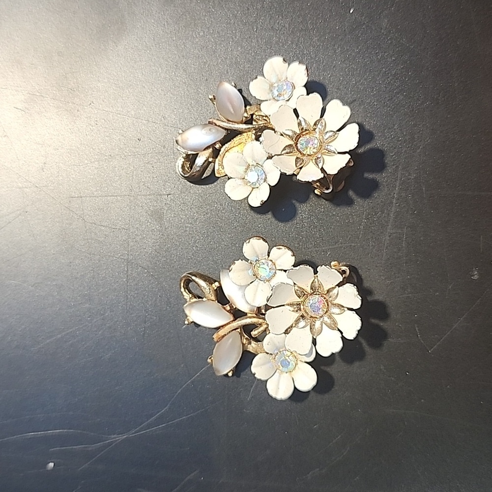 Vintage Coro White Floral Enamel Clip-on Earrings with Rhinestores‎ and Moonglow